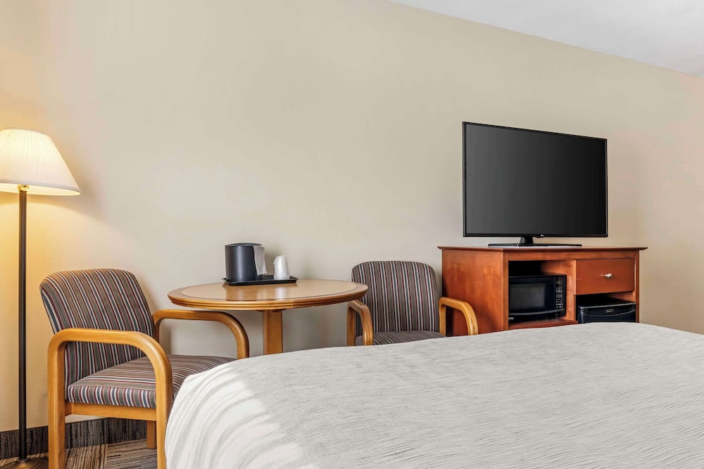 Standard Room, 2 Queen Beds, Non Smoking - Photo 2