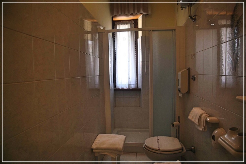 Double Room - Photo 12