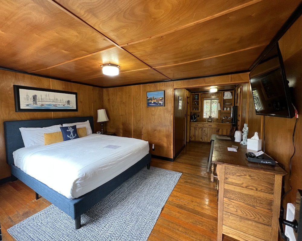 Courtyard Cabin 4- Pet Friendly