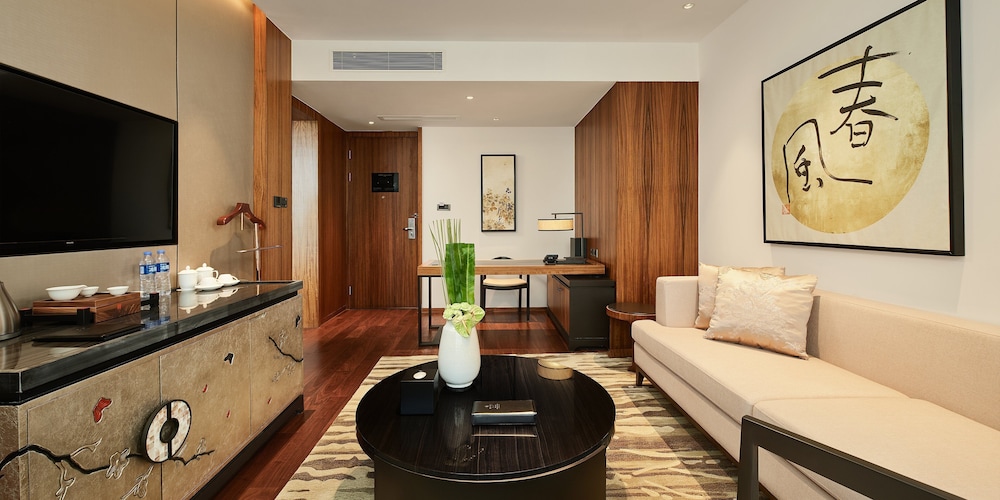 Suite, 1 King Bed, Club Lounge Access (Lounge Access) - Photo 1