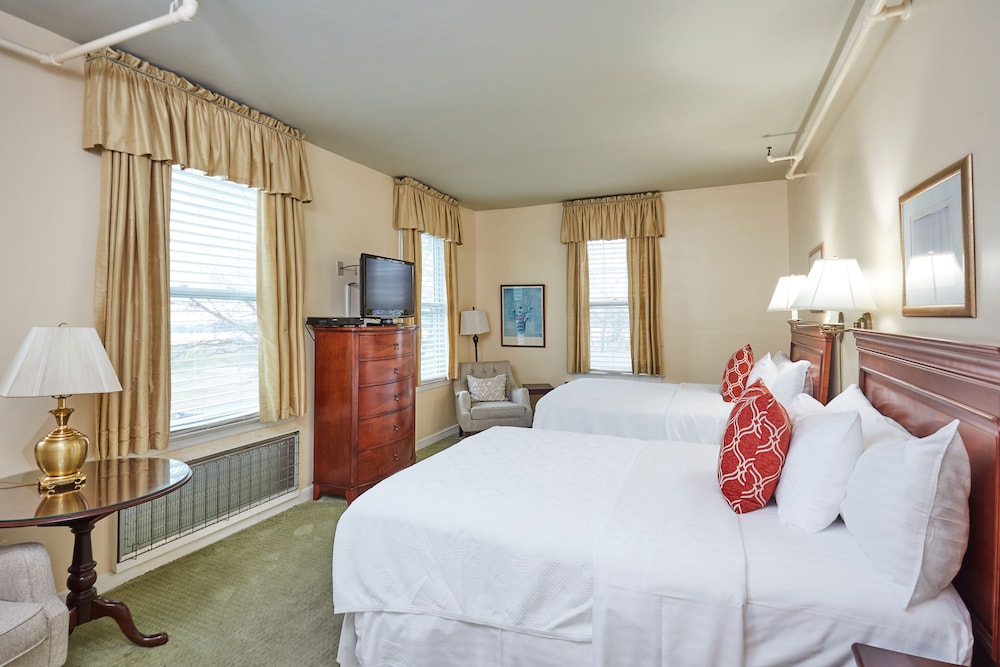 Standard Room, 2 Double Beds, Non Smoking, River View photo 2