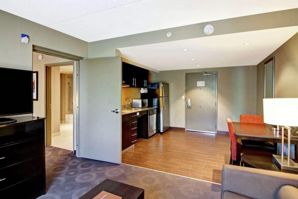Suite, 2 Queen Beds, Accessible, Bathtub thumbnail 5