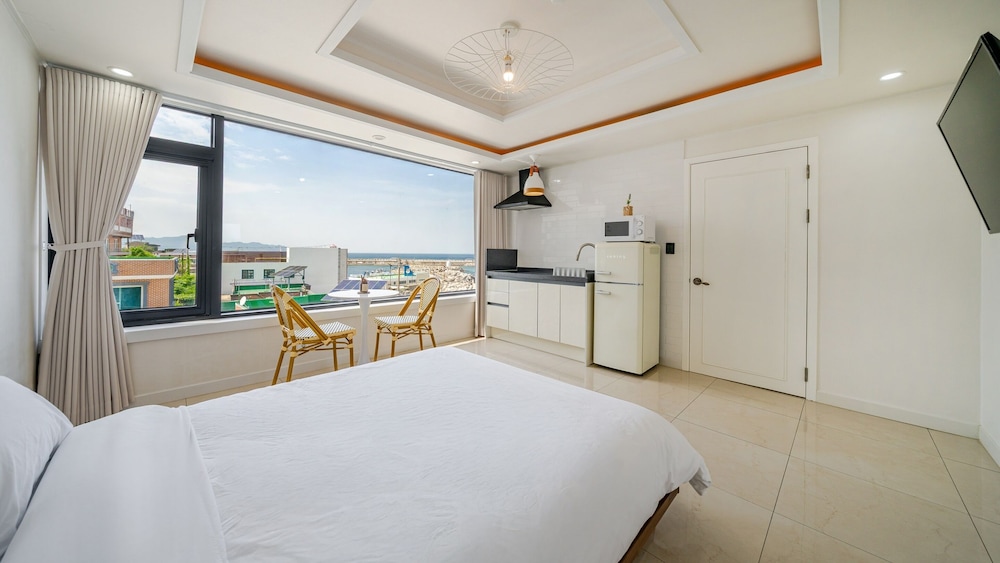 Basic Room, 1 Bedroom (Room 403(Half Ocean View/Private BBQ))
