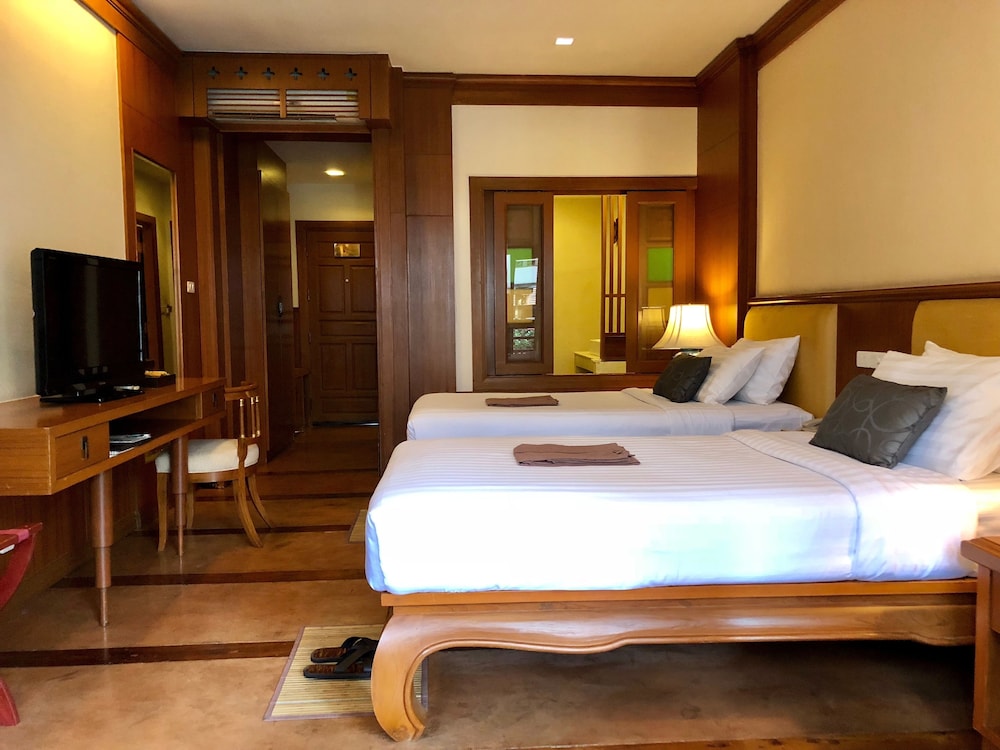 Supreme Deluxe Room with Balcony - Photo 4