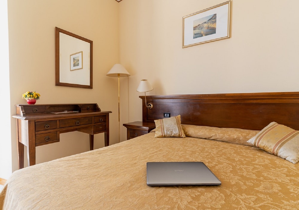 Double Room, 1 Queen Bed