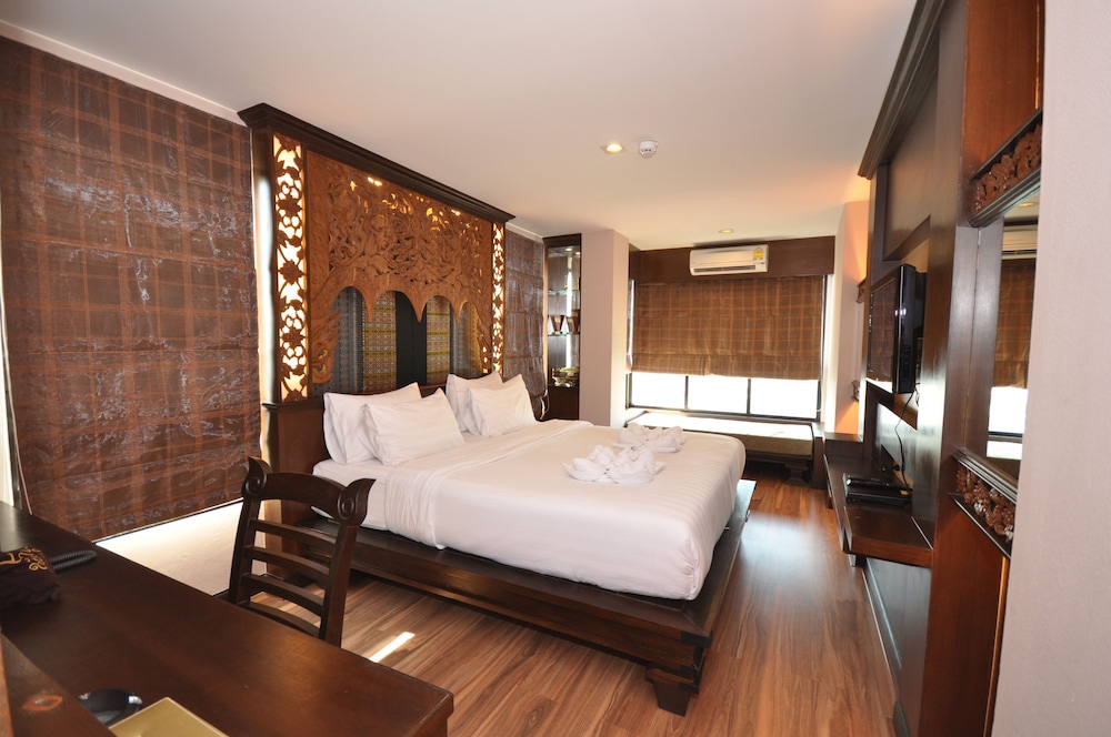 Superior Room, 1 King Bed, Bathtub, City View (No Balcony) photo 2