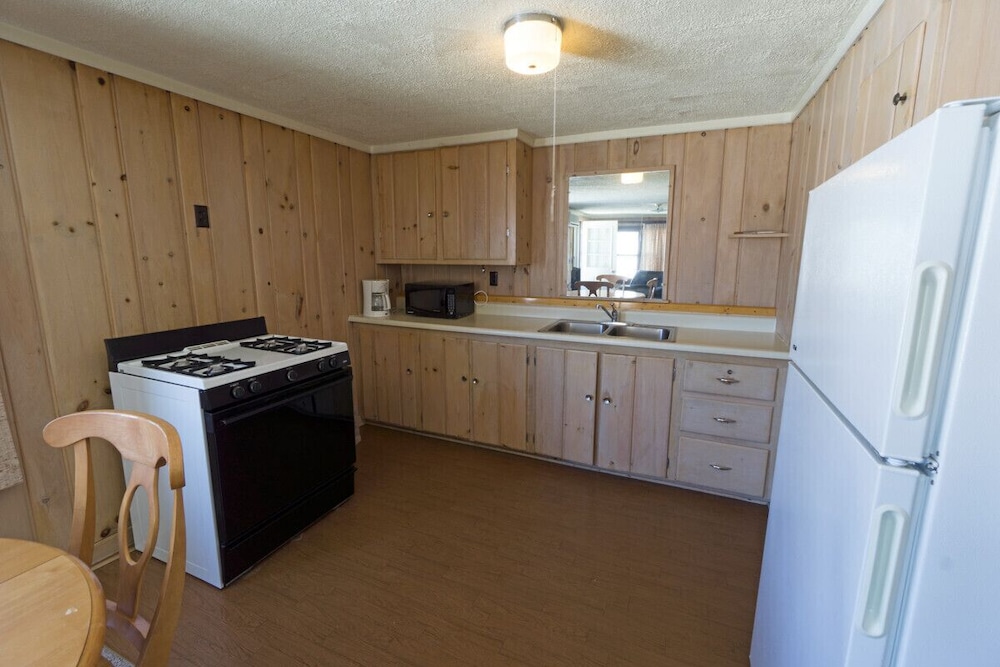 Cottage #7, 2 bedrooms, Full kitchen photo 2