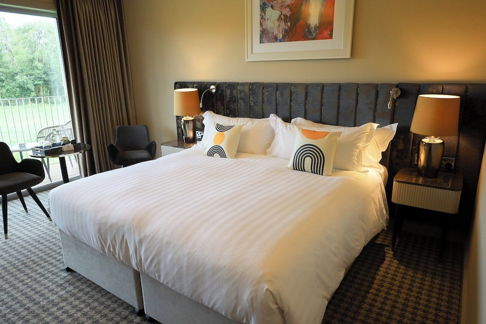 Standard Room, 1 King Bed, Balcony (Paddock View) photo 2