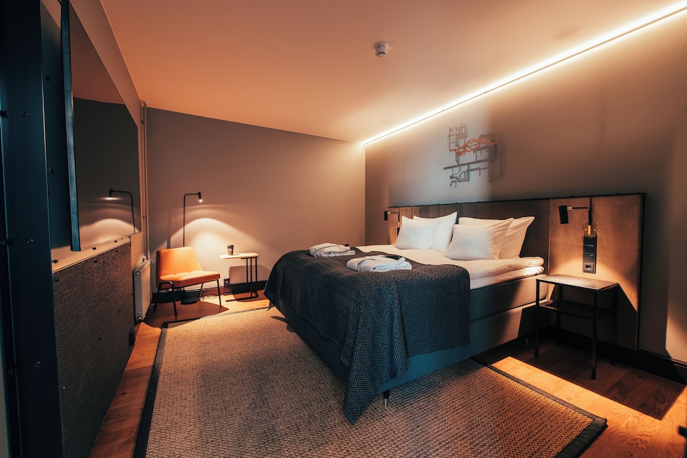 Standard Room, 1 King Bed, Non Smoking photo 2