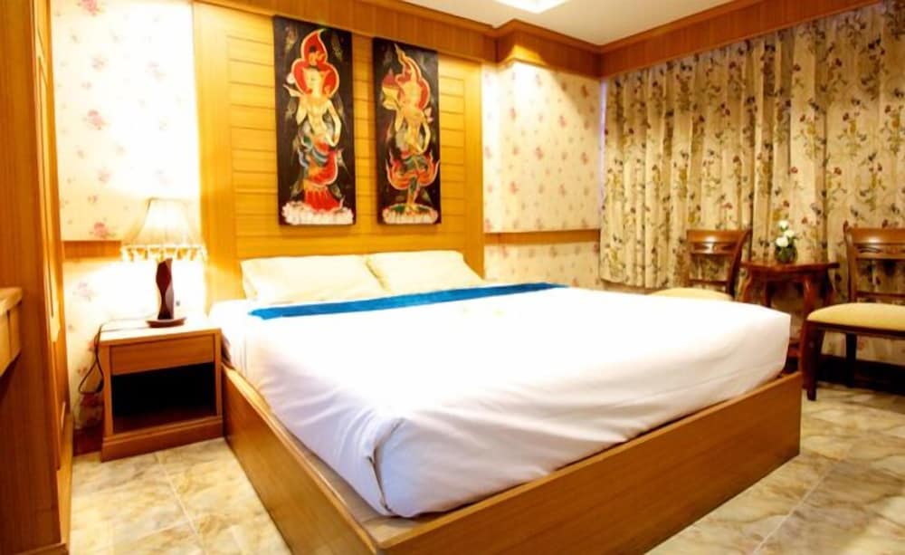 Deluxe Room, 1 King Bed thumbnail 5