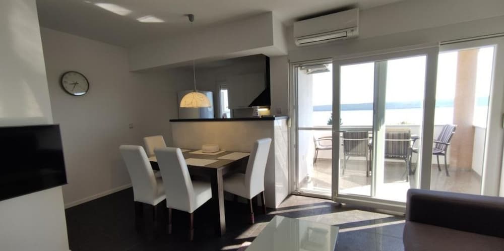 Apartment (Neven - economic apartment close to s) photo 2