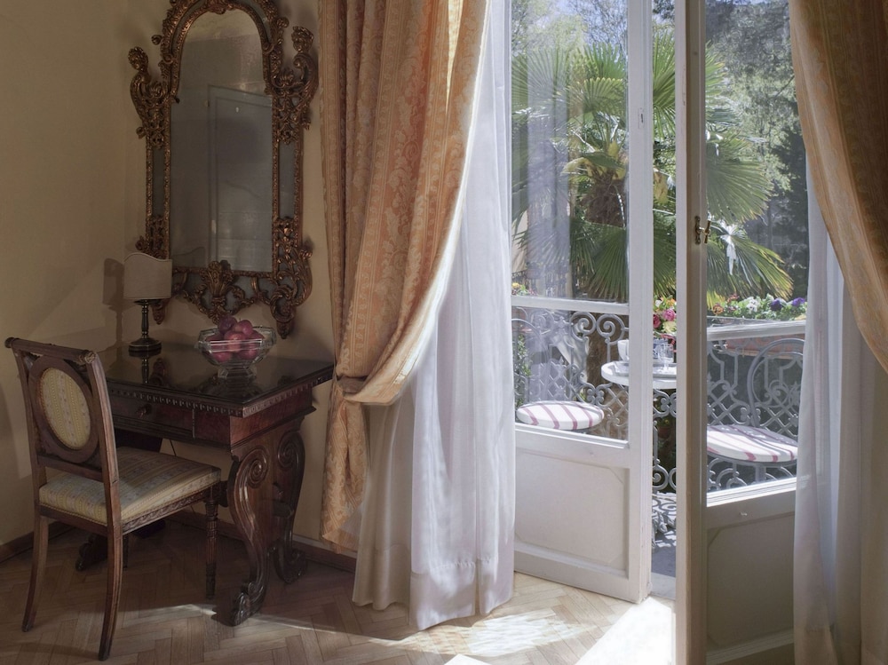 Deluxe Room thumbnail 6