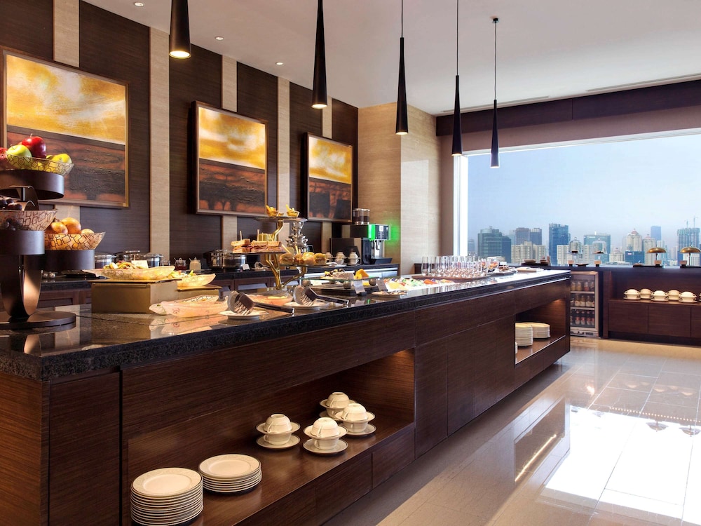 Fairmont Gold One-Bedroom Signature Suite thumbnail 6