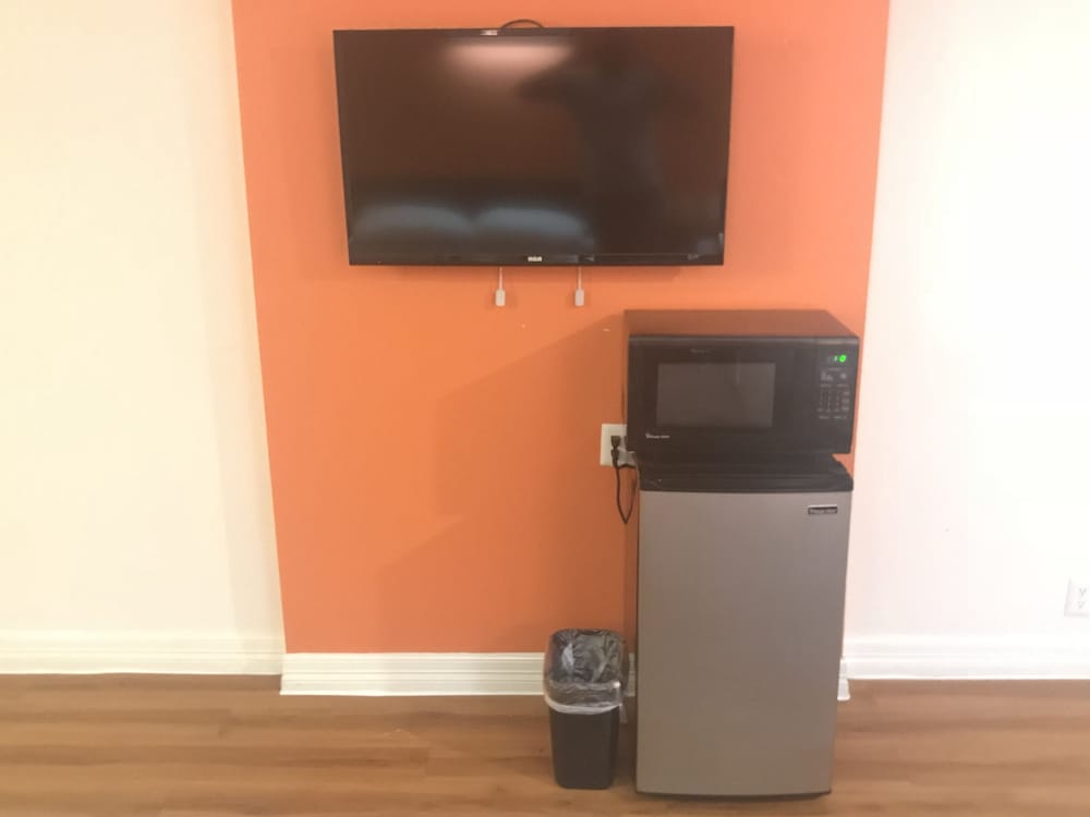 Deluxe Room, 1 King Bed, Non Smoking, Refrigerator & Microwave - Photo 8