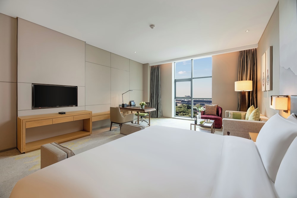 Premium Room, 1 King Bed photo 2