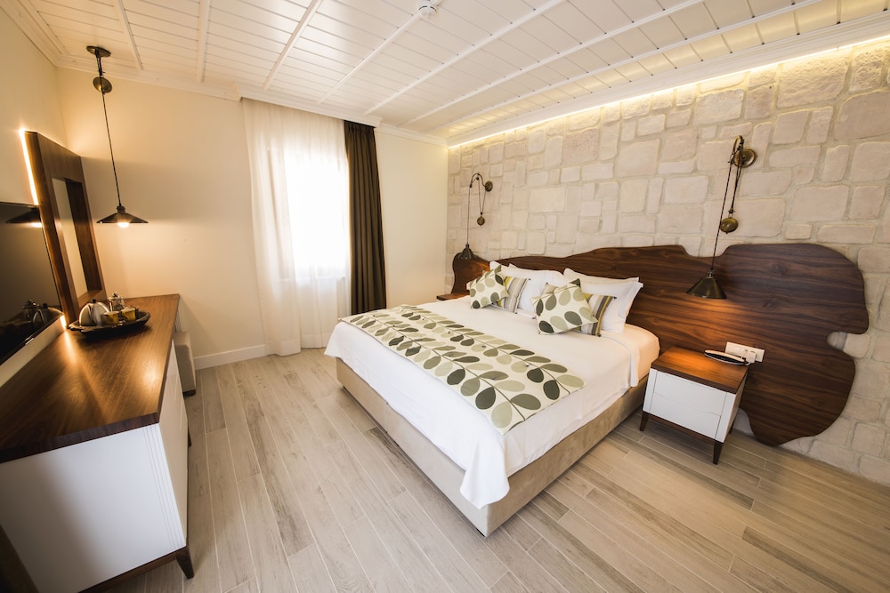 Deluxe Room, Partial Sea View