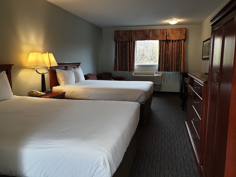 Room, 2 Queen Beds, Kitchenette, River View - Photo 1