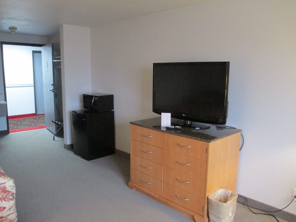 Deluxe Room, 2 King Beds, Refrigerator & Microwave photo 1
