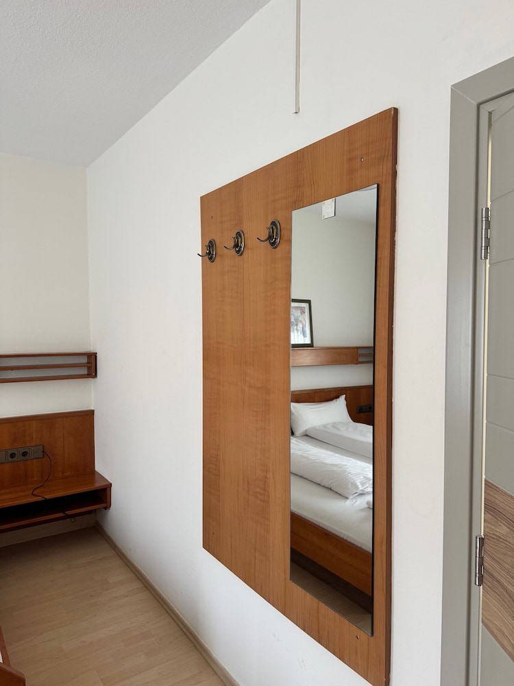 Economy Twin Room photo 2