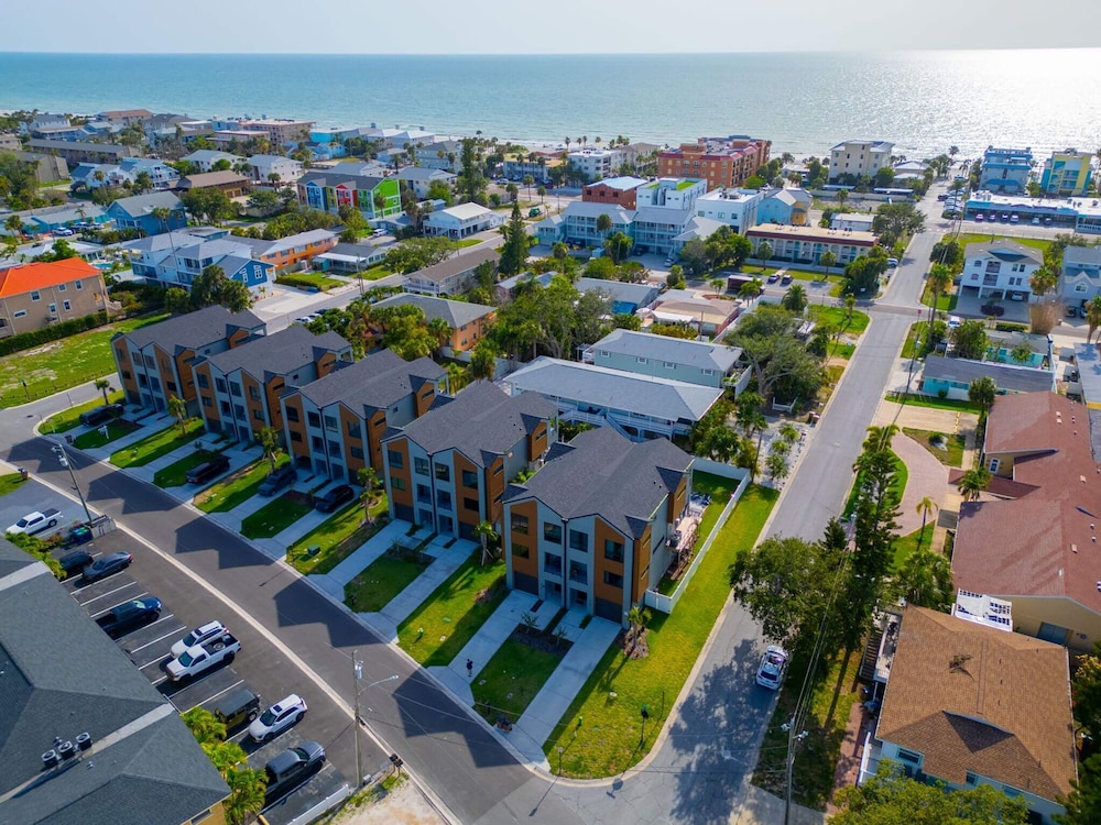 NEW 4 Bed 3 Bath Heated Salt Pool Walk2beach, Foto 3