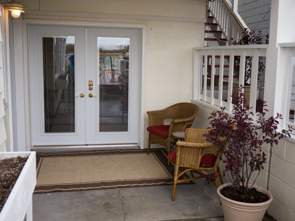 Private Apartment, 2 Bedroom, Full Kitchen, Ground Floor, Unit 2, Arctic Fox Vacation Rentals photo 3