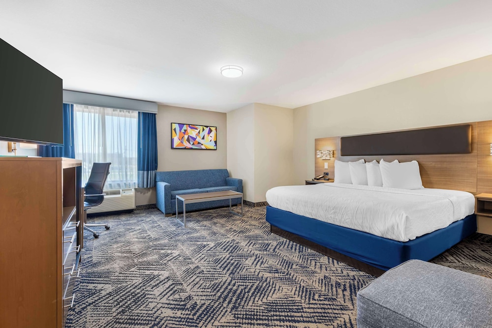 Suite, 1 King Bed, Accessible, Non Smoking (Walk-in Shower) - Photo 2