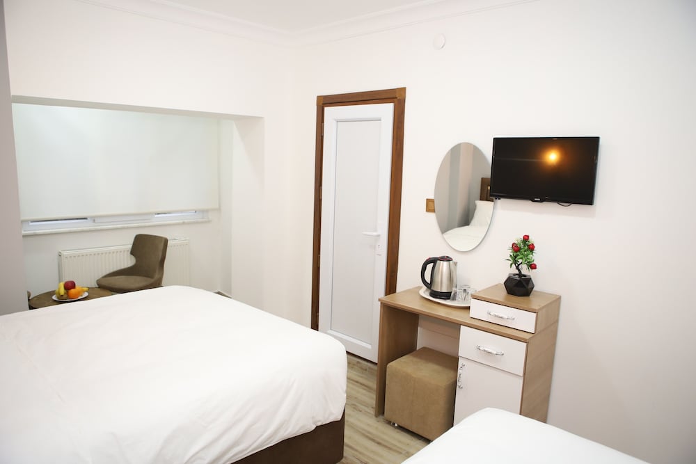 Economy Triple Room photo 3