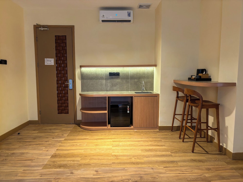 Suite, 1 Bedroom, Balcony - Photo 2