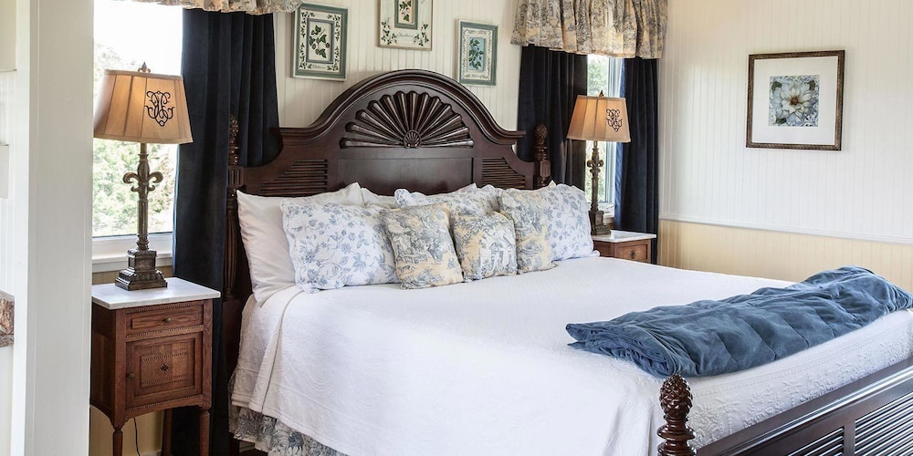 Jasmine Cottage Suite, 1 King Bed, Balcony, Valley View
