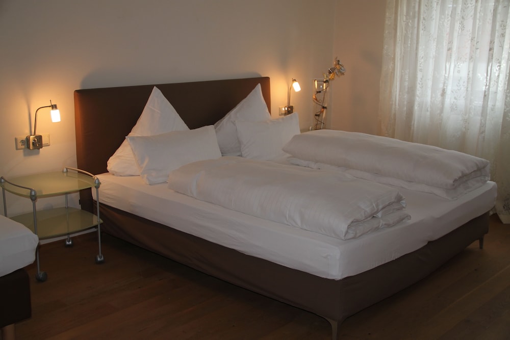 Classic Triple Room, Non Smoking, Park View photo 3