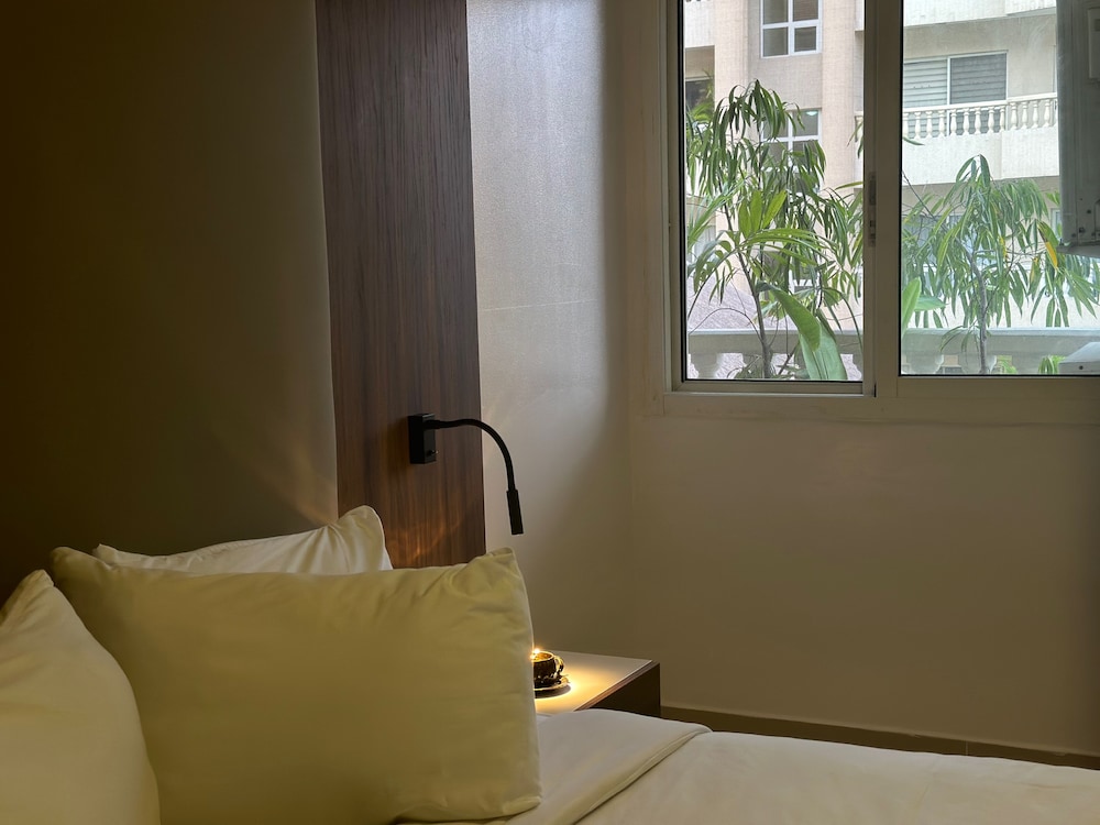 Standard Suite, 1 King Bed, Lagoon View, Garden Area photo 3