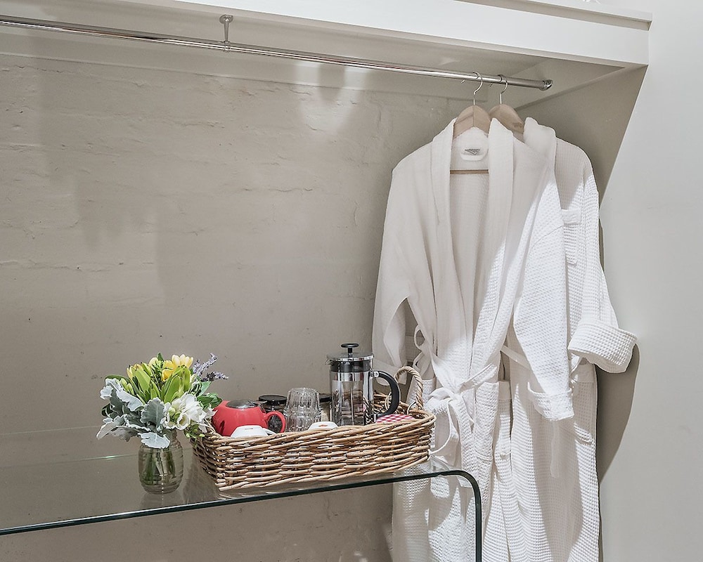 Three Night Escape, Includes Wine And Daily Breakfast photo 2