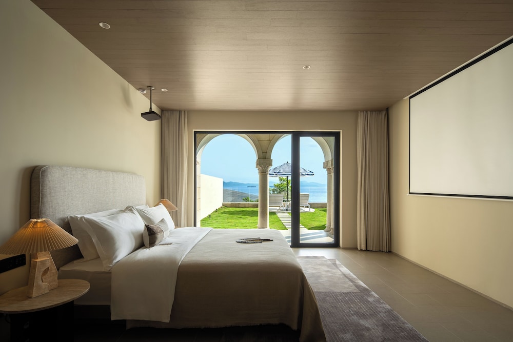 Perpillar Sea View Cave Pool King Room