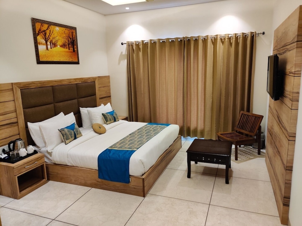 Deluxe Room - Photo 5