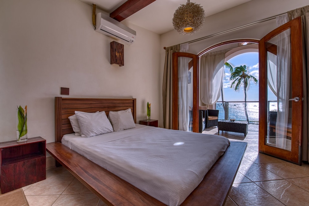 Deluxe Room, 1 Queen Bed photo 1