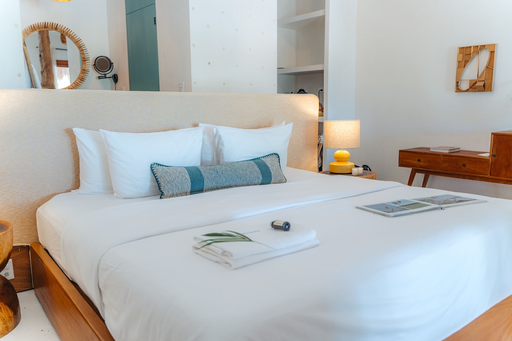 Superior Room, 1 King Bed, Beachfront - Photo 2