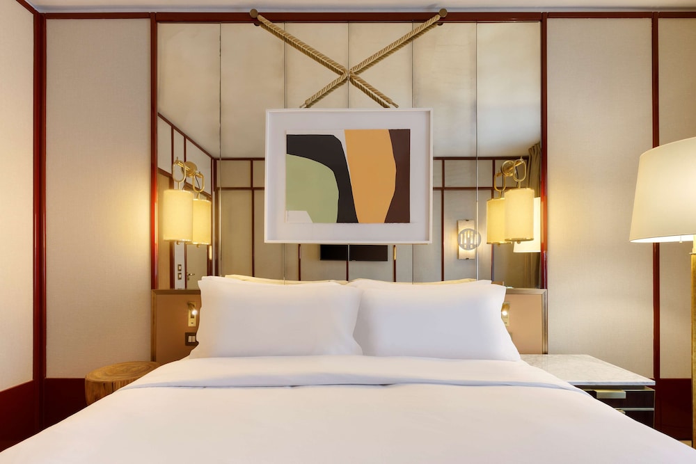 Deluxe Room, 1 King Bed photo 3