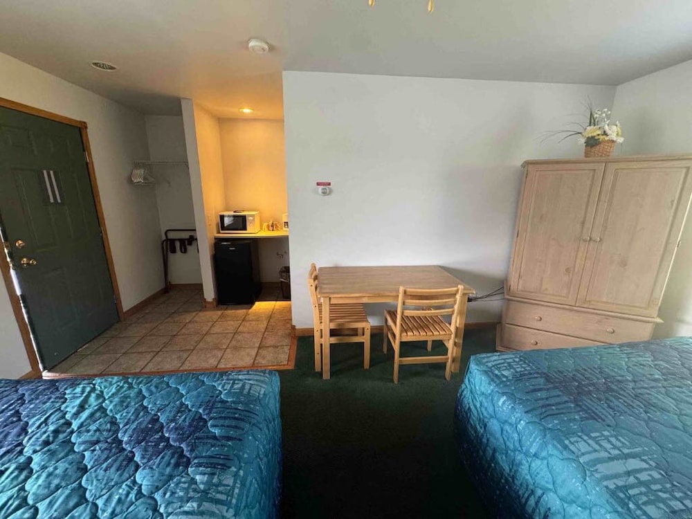Deluxe Double Room, 2 Queen Beds photo 3