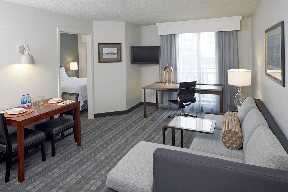 Suite, 1 Bedroom - Photo 1