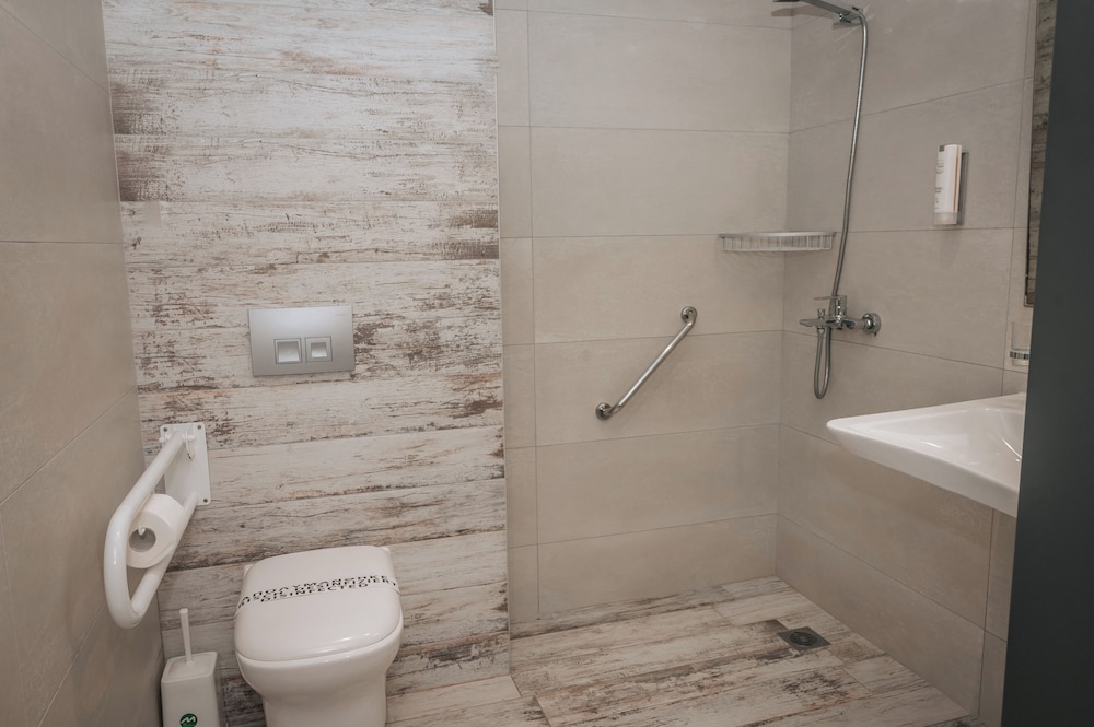 Standard Triple Room - Photo 9