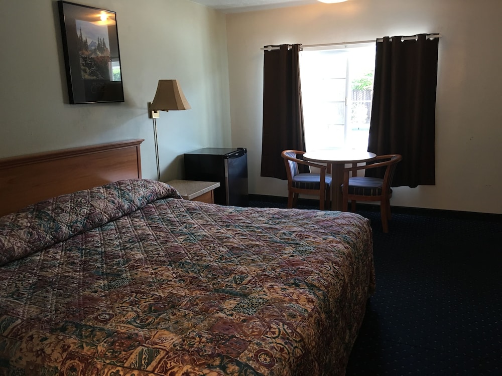 Economy Room, 1 Queen Bed photo 3