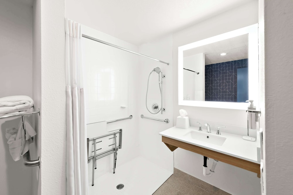 Room, 1 Queen Bed, Accessible (Mobility & Hearing, Roll-in Shower) photo 3