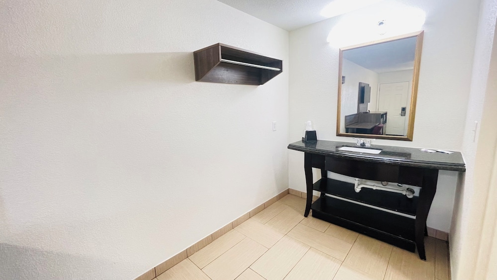 Standard Room, 1 King Bed, Non Smoking - Photo 2