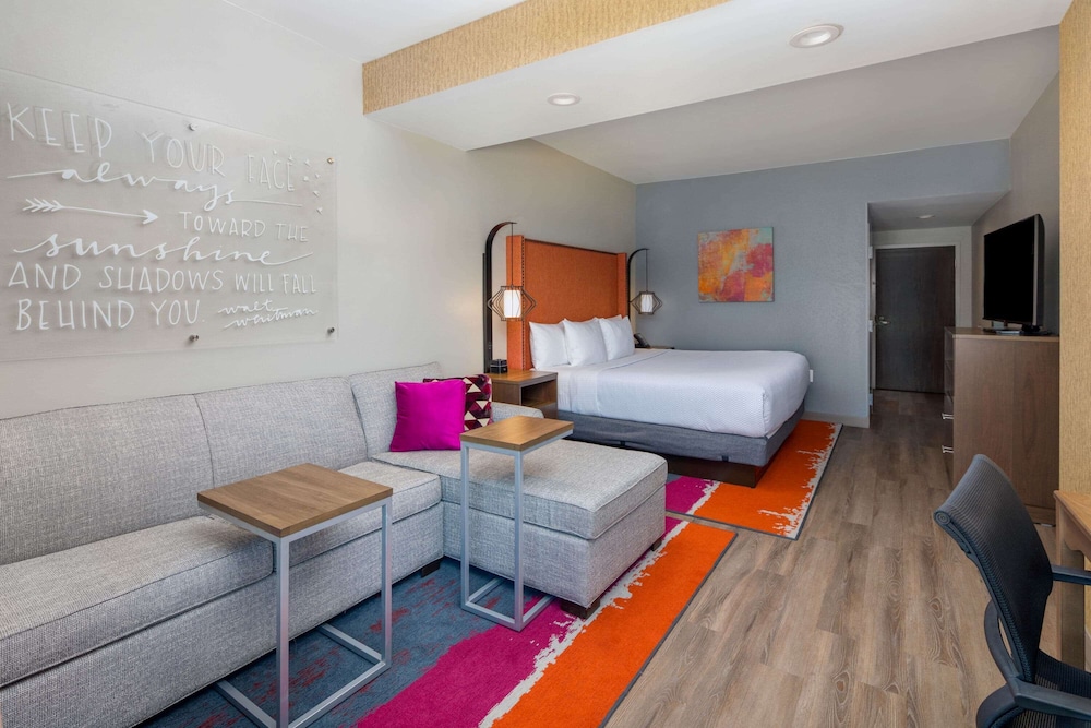 Deluxe Room, 1 King Bed, Non Smoking - Photo 2