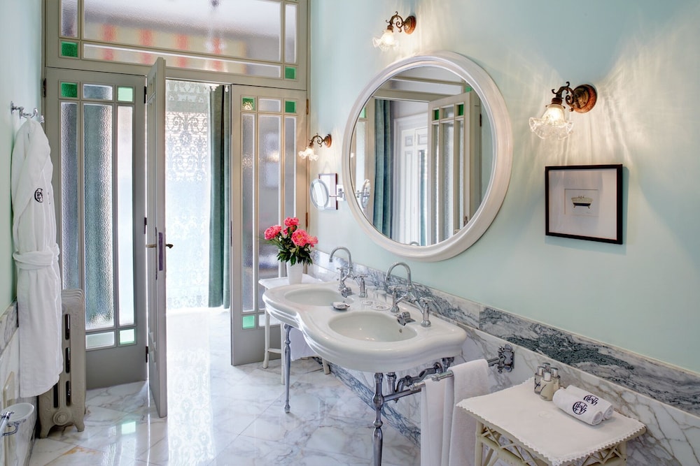 Suite, Sea View (Caruso)