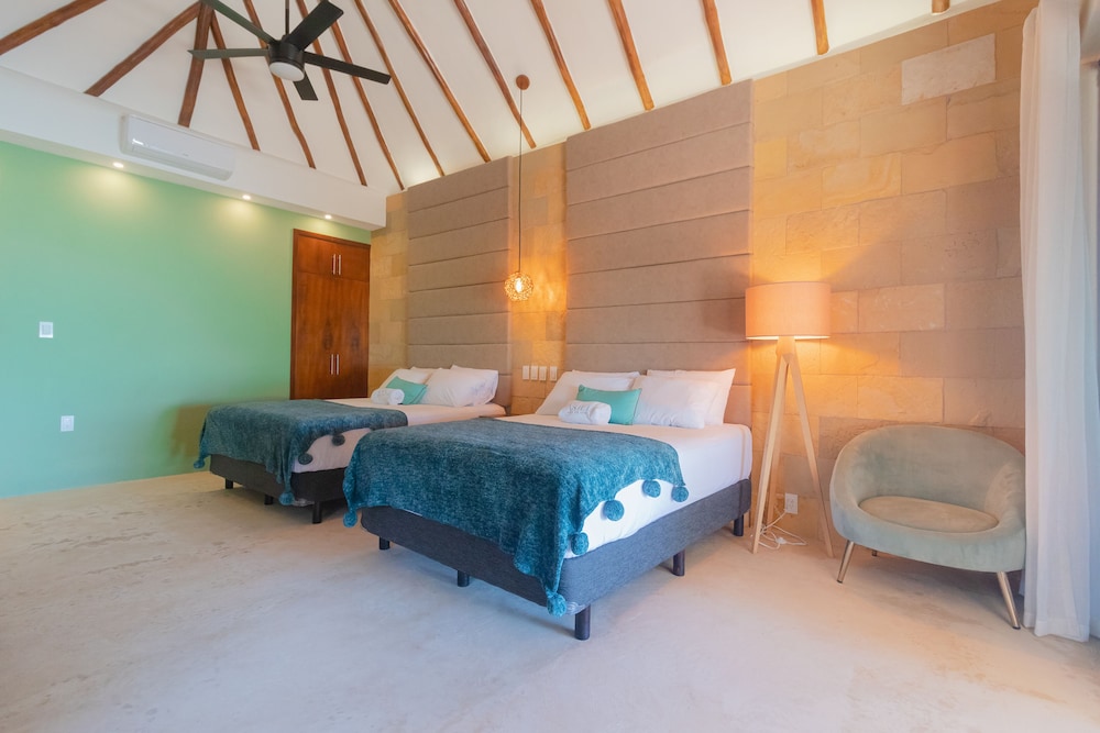 Deluxe Cabin, 2 Queen Beds, Lagoon View photo 3