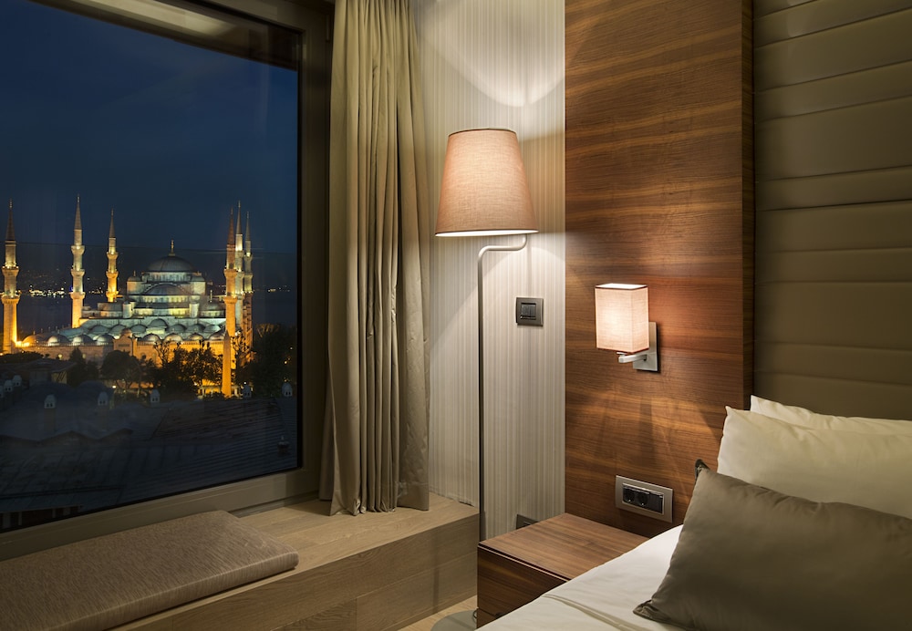 Corner Deluxe Room with Sea View