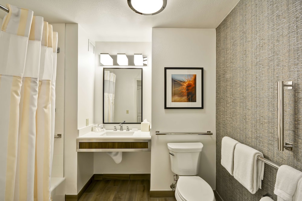Room, 2 Queen Beds, Accessible, Bathtub - Photo 4