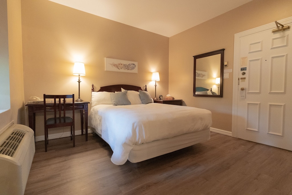 Standard Room, 1 Queen Bed