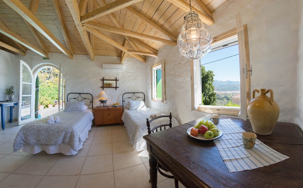 Traditional House, 4 Bedrooms (Old) photo 1